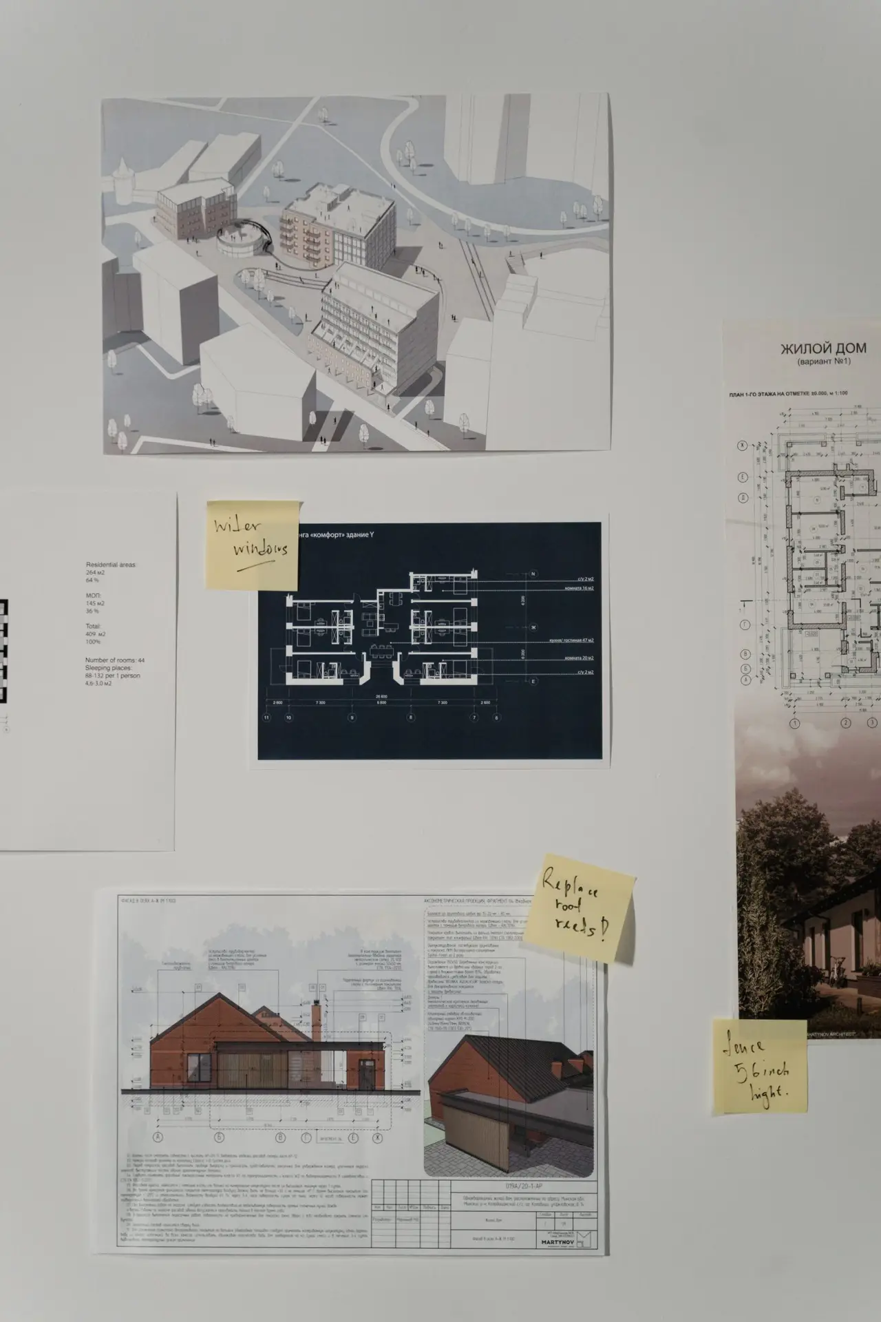 Tableau mural de travail avec post-it, plans et représentation 3D.