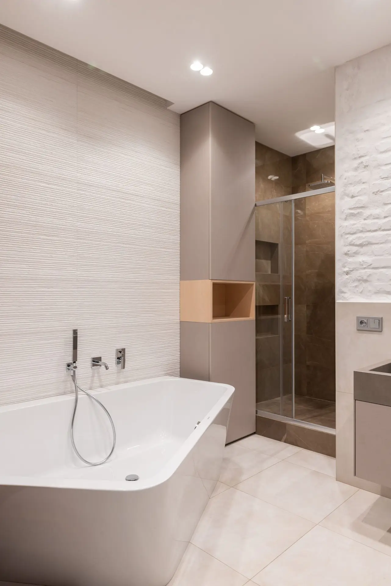 Salle de bain au design moderne.
