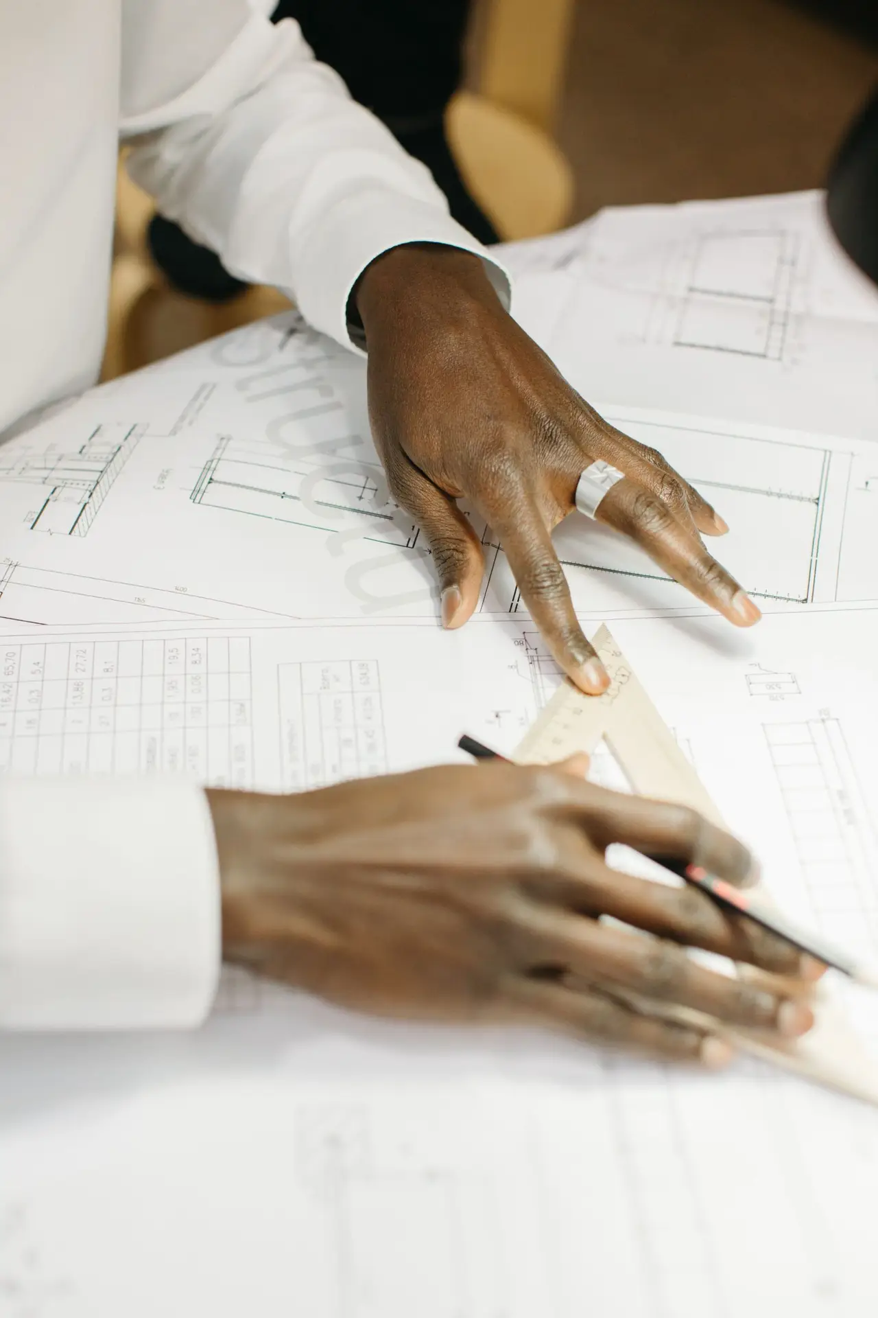 Mains d'architecte travaillant sur sa table de dessin.